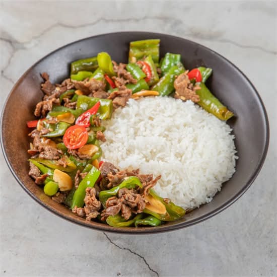 青椒炒牛肉盖码饭 Stir-Fried Beef with Green Pepper GAIMA Rice Bowl
